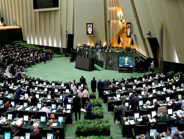 نمایندگان از خوی کاخ‌نشینی فاصله بگیرند/ مشکلات معیشتی مردم را حل کنید