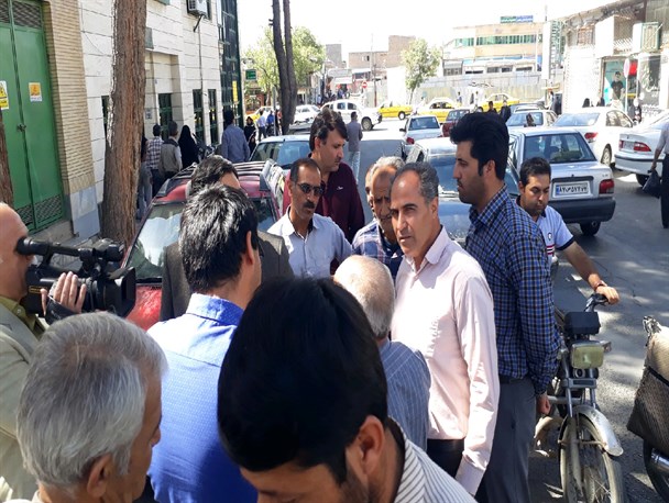 تجمع اعتراضی زعفرانکاران تربت حیدریه مقابل فرمانداری/ 74 تن زعفران در انبارها دپو شده است