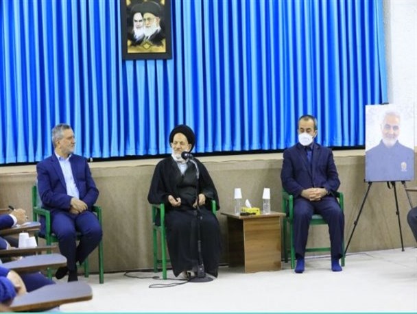 همه مکلف به همکاری برای عبور از شرایط فعلی هستیم/ سیاست‌های سلیقه‌ای و حزبی مردم را بدبین کرده است