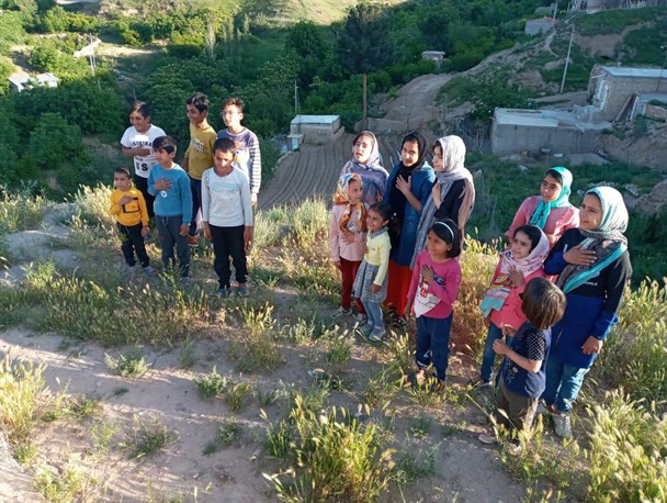 اجرای سرود سلام فرمانده در یکی از محروم‌ترین روستاهای مانه و سملقان