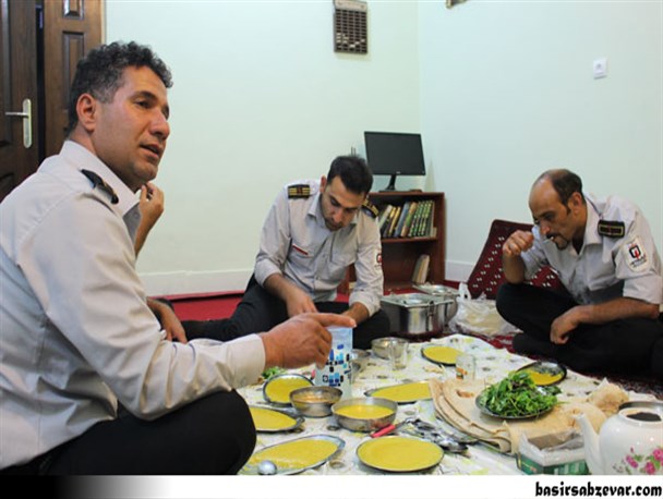 گزارش تصویری/ افطار با آتشنشانان سبزواری