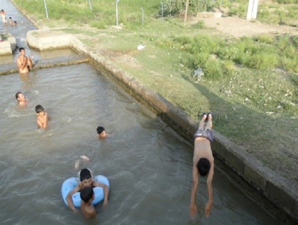 آب تنی کودکان اصلاندوزی در کانالهای کشاورزی !+عکس و فیلم