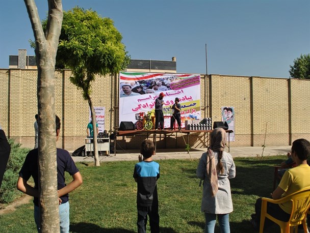 نمایش خیابانی «2 معتاد در جستجوی کار» در بهارستان اجرا شد