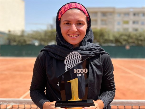 تنیس ۱۰۰۰ امتیازی تهران| جام قهرمانی مسابقات بانوان در دستان کیمیا ثاقب تهرانی