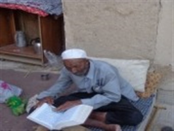 پیرمرد بی سوادی که با قران انس دارد