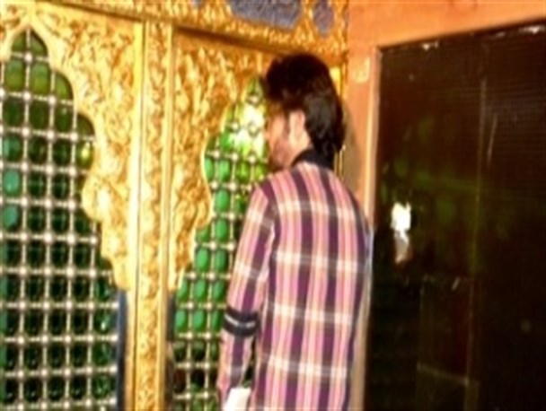 جوان مسیحی در جوار بارگاه امام زاده طاهر (ع) مهرشهر مسلمان شد+عکس