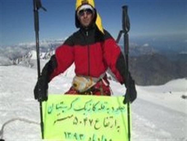 صعود کوهنورد نیری به قله کازیک گرجستان