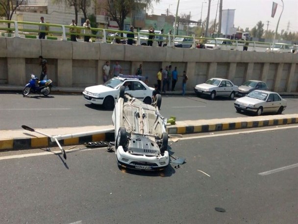 واژگونی پژو پارس در اندیمشک+تصاویر