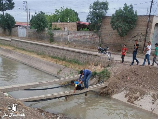 عبور اهالی روستا با تیر برق از کانال آب/ابتکاری نو به نام پل "تیربرقی"!+عکس