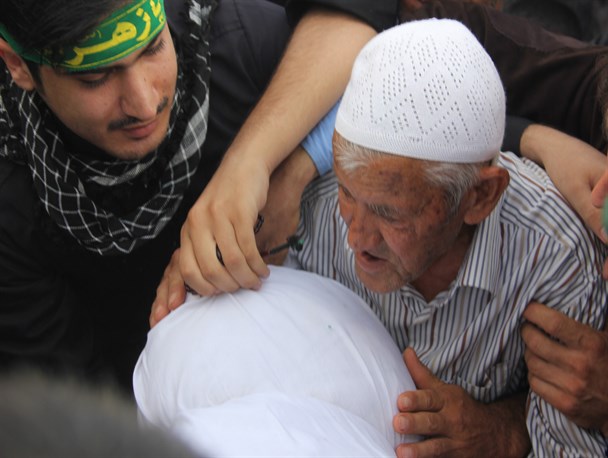 وداع  پدر شهید مفقودالاثر ترکمن با دو شهید گمنام