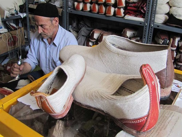 احیاء هنر بومی گیوه دوزی در شهرستان کوهبنان