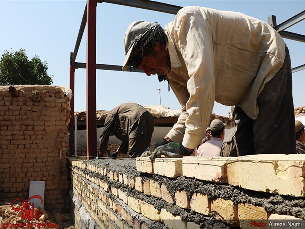ساخت خانه های سیل زده در روستای محمدیه اراک توسط جهادگران بسیجی