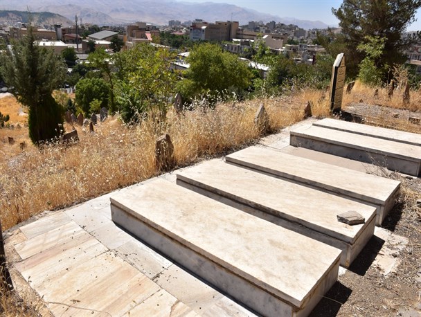 سه سنگ مزاری که حتی نام شهیدان بر روی آن حک نشده است!+فیلم