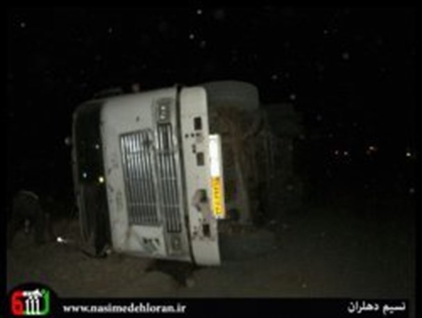 واژگونی تریلر بر اثر طوفان شدید در مسیر دهلران + تصویر