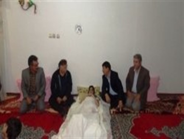 کمک خیر مدرسه ساز به دانش آموز معلول حرکتی