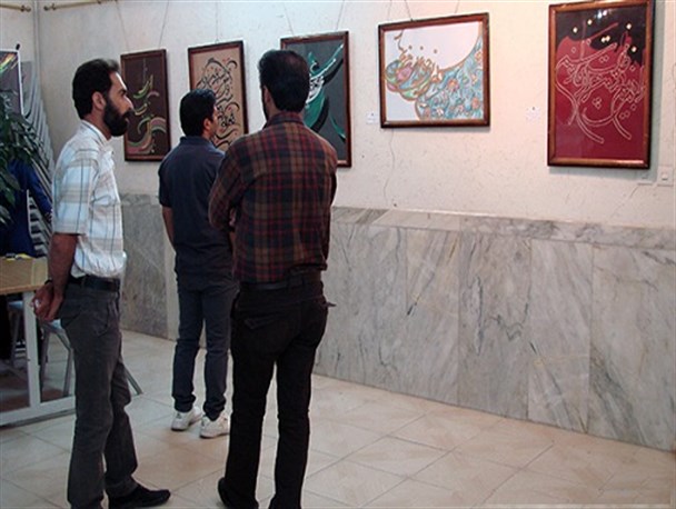 نمایشگاه "خط خطی های رنگی" در محلات برگزار شد