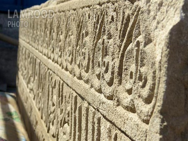 کشف سنگ یک هزار ساله در اشکنان