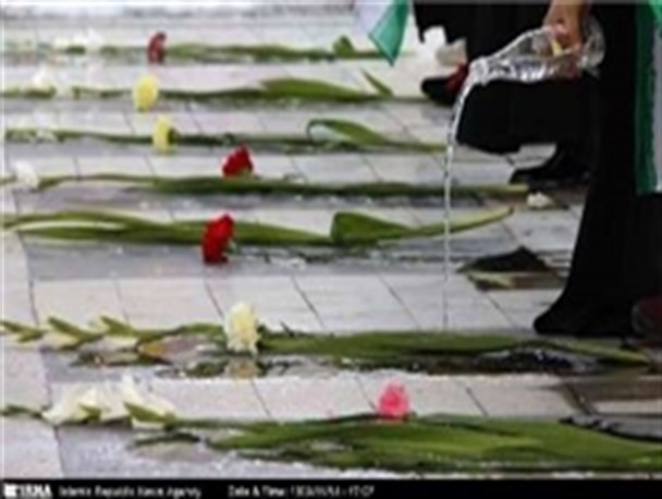 مزار شهدا توسط مسئولان باقرشهر گلباران شد