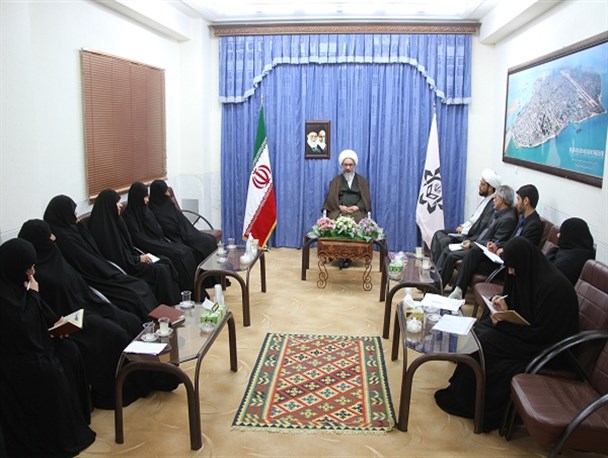 خواهران طلبه به شکل جدی در جامعه، حضور اجتماعی داشته باشد