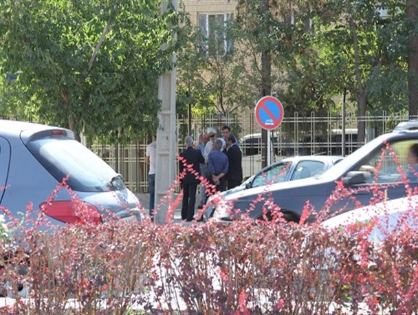 تجمع جمعی از فرهنگیان بازنشسته در مقابل استانداری کرمان +تصاویر