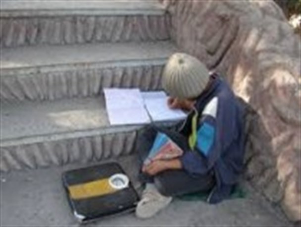یادداشت/شرم میکنم با ترازوی کودک گرسنه کنار پیاده رو، وزن سیری ام را بکشم