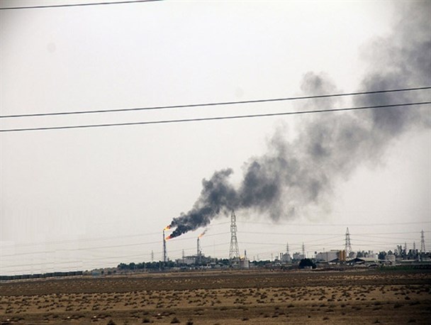 بازی شرکت های بزرگ نفتی با جان مردم خوزستان/آقای وزیر مردم خوزستان یقه چه کسی را بگیرند؟