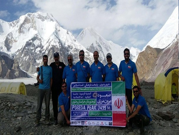 گام‌های استوار کوهنورد خلیل آبادی بر بلندای قله پوبدای قرقیزستان