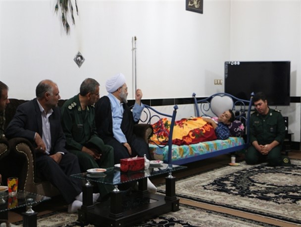 عیادت جمعی از مسئولان میاندوآب از مامور انتظامی مجروح در حادثه بوکان + تصاویر