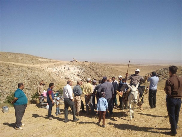 اعتراض و تجمع اهالی روستای قلجق نسبت به عملکرد یک شرکت استخراج سنگ معدن+تصاویر