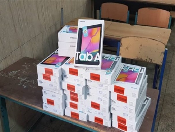 اهدا ۴۷۵ تبلت به دانش آموزان کم برخوردار کاشمر / آسیب های اجتماعی و روانی دانش آموزان را تهدید می کند