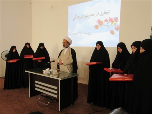 فعال ترین معاونان فرهنگی مدارس علمیه خواهران استان یزدتجلیل شدند