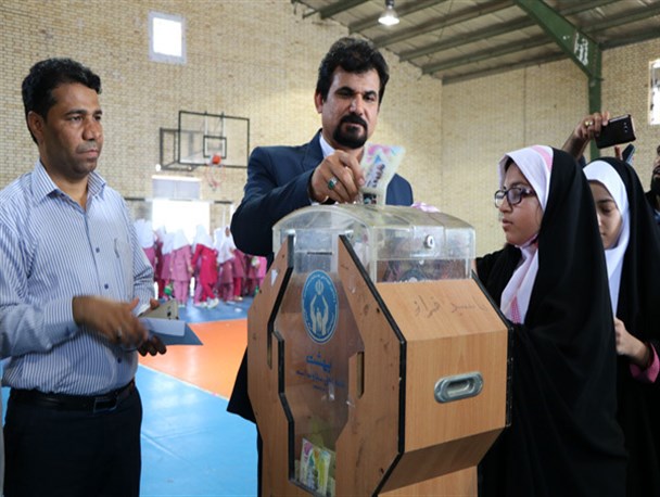 دستان پرمهر دانش آموزان رودانی در جشن عاطفه ها