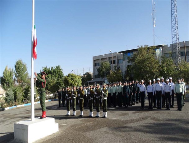 صبحگاه مشترک نیروهای انتظامی و نظامی در الیگودرز برگزار شد
