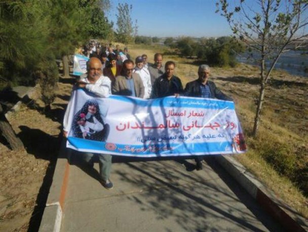 سالمندان میاندوآبی، خانوادگی پیاده روی کردند + تصاویر