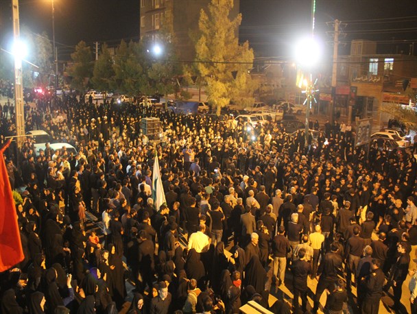 هم نوا شدن عزاداران حسینی با کاروان اسرای کربلا / برگزاری شام غریبان حسینی در سرپلذهاب + تصاویر