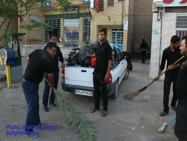 اقدام زیبای عزاداران بافقی در کمک به پاکبانان شهر