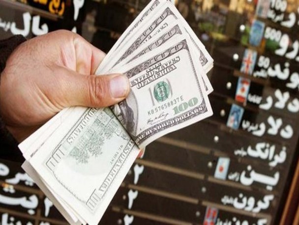 سهم ویژه دولت در ایجاد حباب قیمت دلار/ درهای باز اطلاعاتی دولت برای تاثیر خواص بر نرخ ارز