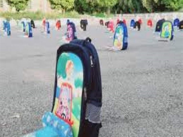 تداوم کمک‌های مومنانه/ اهداء بسته نوشت‌افزار به دانش‌آموزان عشایر رودبارجنوب