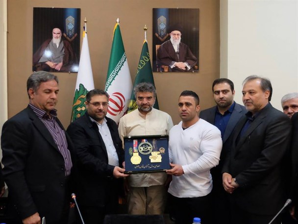 اهدای مدال‌های قهرمان پرورش اندام جهان به موزه آستان قدس رضوی