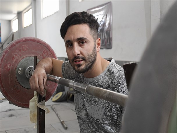 اتفاق تلخ آتش زدن پرچم کشورم را محکوم می کنم/ تلاش ورزشکاران به اهتزاز درآوردن این پرچم است + فیلم