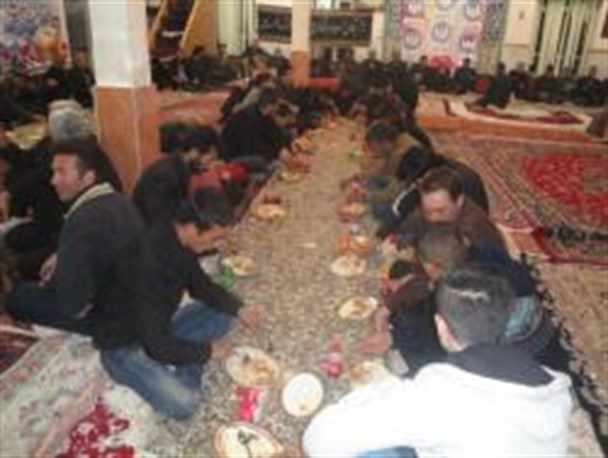 برپایی سفره احسان در روستای زاویه کرد کوثر/عکس