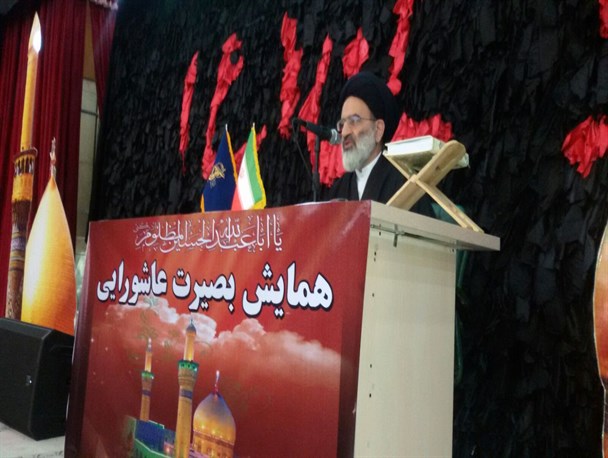 آمریکا بدنبال استحاله ما از درون است/ بصیرت افزایی جلوی میدان داری فتنه گران را می گیرد