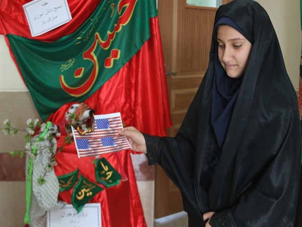 دانش آموزان کرمانی به کمپین آتش زدن پرچم شیطان بزرگ پیوستند+تصاویر