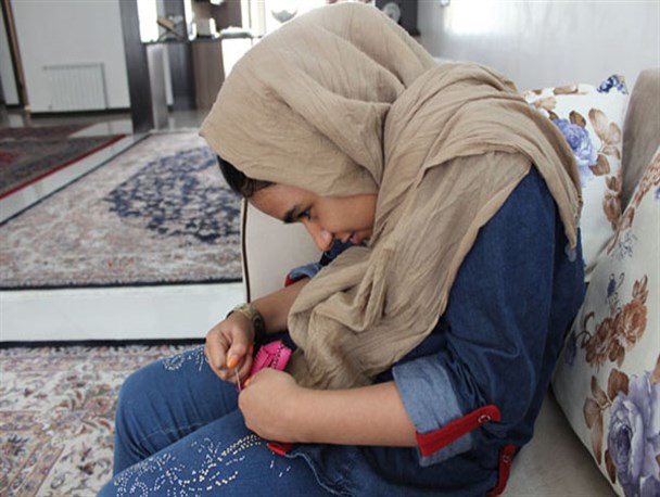 از غلبه، امید و پشتکار نوجوان معلول بر محدودیت جسمی تا برگزاری نمایشگاه هنری و فروش محصولاتش