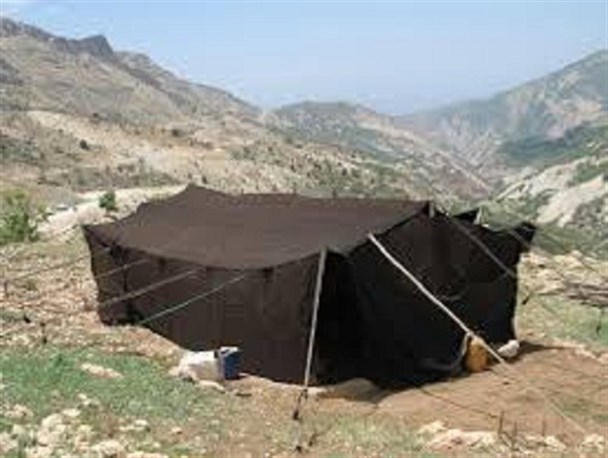 امدادرسانی سریع جمعیت هلال احمر تویسرکان به سه خانوار عشایری گرفتار در باران