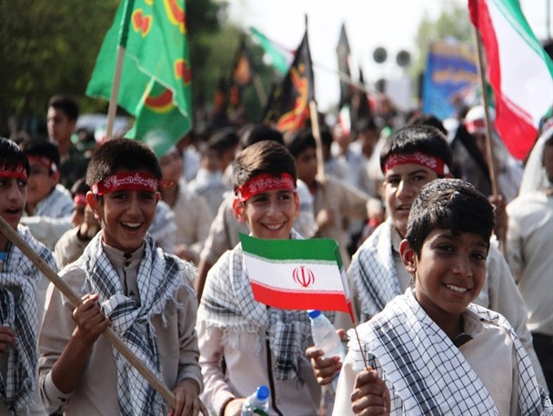 راهپیمایی ۱۵۰۰ دانش آموز ۱۳ ساله بندرعباسی