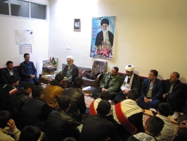 غرب به هیچ وجه از دشمنی با ما دست بر نخواهد داشت/دشمن از راه جبهه فرهنگی و اقتصادی قصد ضربه زدن به نظام ما را دارد
