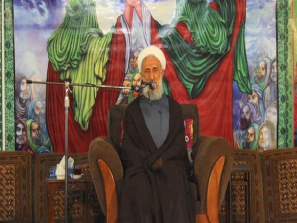 انسانی که ملا شده اما با دشمنان معامله می کند، اسیر نفسش است/ مسئولینی که به زرق و برق غرب خیره شده اند، خود باخته‌اند