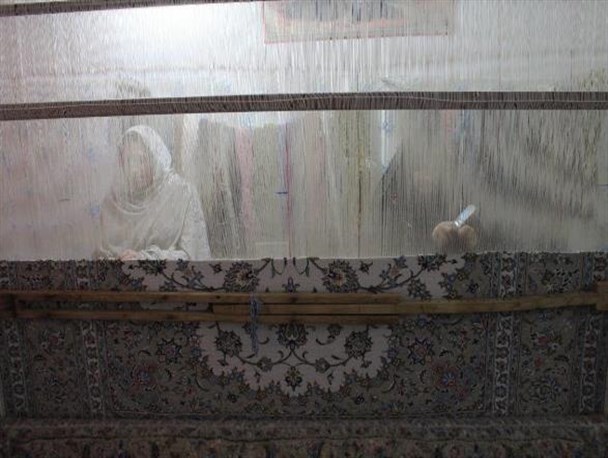دلالان انگیزه را در بافندگان قالی می‌کشند
