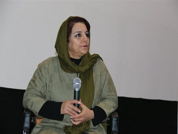 زنان در جامعه ما بسیار ضعیف تربیت شده‌اند/ خانواده ها به دختران فرصت بیشتری برای جبران اشتباه بدهند